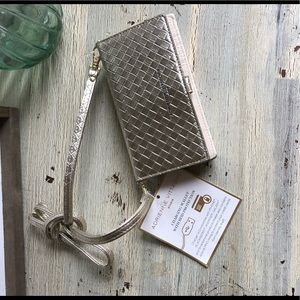 Adrienne Vittadini phone charging wallet